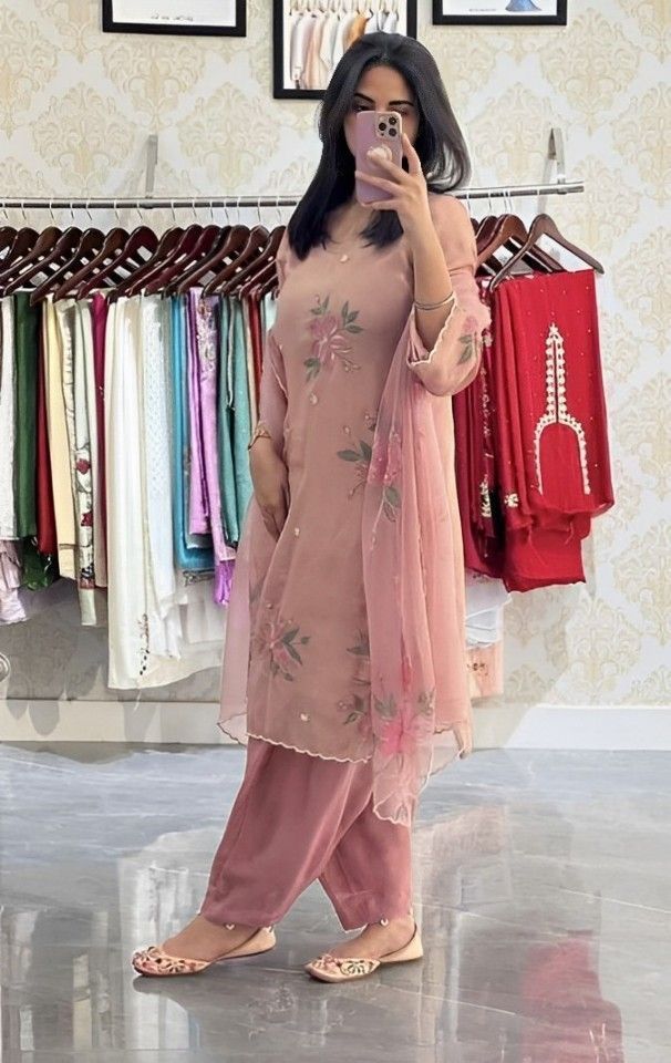 Beautiful Kurtis For Women, Suits For Women Pakistani Style, Pakistani Suit Salwar Design, Kurta Salwar Designs Women, Simple Suit For Wedding, Wedding Kurta For Women, Different Salwar Designs, Pakistani Suit Aesthetic, Wedding Suit Women Pakistani