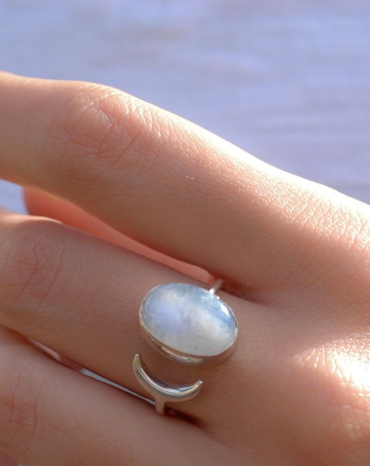 ☆☆☆ MOON LOVERS ☆☆☆ The moon is ruler of many things in our lives. Its different cycles influence our emotions & intuitions. For that reason we appreciate this ring as an accessory that represent one of the most beautiful transitions of the moon: THE HALF MOON! The rainbow Moonstone represents the brightness of the sun and how it perfectly creates the four different cycles of the moon! 》D E T A I L S《 ✦ M E T A L : Sterling Silver 925 ✦ S T O N E : Moonstone ✦ B I R T H S T O N E : June ( Moonst Moonstone Ring Sterling Silver, Mood Ring, Moon Lovers, Beautiful Moon, Moon Design, Moonstone Ring, June Birth Stone, Moon Stone, Half Moon