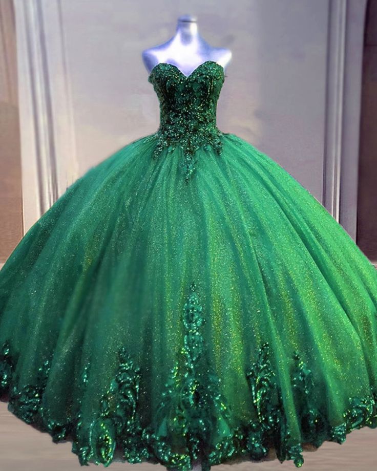 Green green Quinceanera Dresses Sparkly Quinceanera Dresses, Quince Crowns, Lavender Quinceanera, Quinceanera Makeup, Quince Stuff, Green Quinceanera Dresses, Quinceanera Bouquet, Green Quince, Quinceañera Dresses