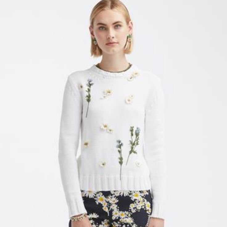 $1,614 New 2022 Oscar De La Renta White Knit Floral Embroidered Sweater Us Xs Beautiful!!! New Without Tag - From Resort 2022. Sold Out In Retail Stores!! Oscar De La Renta's Signature Floral Appliqus Grace The Front Of This Sweater. A Crewneck Design In Compact Cotton-Blend Knit, It Styles Well With The Label's Brightly Colored Pants. This Listing Is For The Sweater Only. Size Us Xs Bust. 34" Plus Strech Waist. 34" Plus Strech Lenght. 23"! Care Instructions: Dry Clean Made In Italy Material: 55 White Sweater With Floral Embroidery For Spring, White Floral Embroidery Sweater For Spring, Spring Daywear Crew Neck Sweater, Spring Daywear Sweater With Crew Neck, White Crew Neck Sweater For Daywear, Fitted Sweater With Floral Embroidery For Spring, White Floral Print Sweater For Spring, White Floral Embroidery Sweater For Winter, White Sweater With Floral Embroidery And Crew Neck