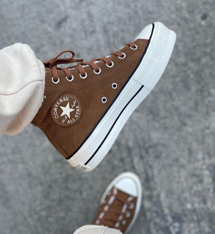 Wallpaper Nike, Cute Converse Shoes, 2023 Wardrobe, Brown Converse, Cute Converse, Sporty Shoes, Trendy Shoes Sneakers, Preppy Shoes, Pretty Shoes Sneakers