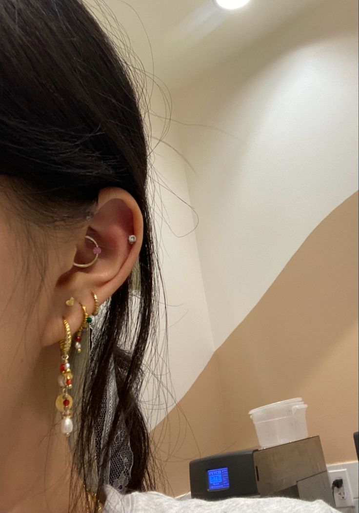 Desi Ear Piercings, Lobe Piercing Ideas, Stacked Lobe Piercing, Gold Earring Stack, Stacked Lobe, Pretty Piercings, Earring Stacks, Earring Stack, Piercing Inspo