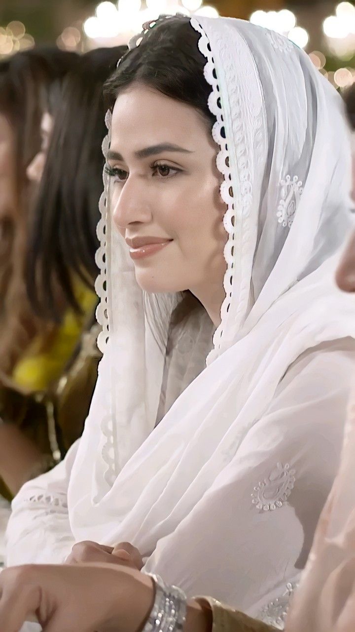 White Duppata Design, Poses With Dupatta On Head, Dupatta On Head Style, Aye Musht E Khaak, Musht E Khaak, Chicken Kurta, Dupatta On Head, Gota Patti Suits, Dread Lock