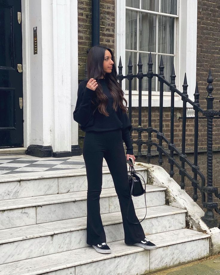 Flare Trousers Outfit Work, Flared Trousers Outfit Winter, Black Flare Trousers Outfit, Flaired Black Leggings Outfit Winter, Flares Outfit Casual, Legging Flare Outfit, Flared Trousers Outfit Casual, Black Spring Flares With Flared Hem, Black Flared Trousers Outfit