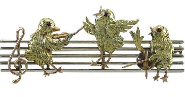 ©️ 1st Dibs Charming Antique Gold Musical Bird Pin c1910 1st Dibs, Pewter Jewelry, 1928 Jewelry, Edwardian Jewelry, Filigree Pattern, Bird Pins, History Fashion, Vintage Inspired Jewelry, Brides Magazine