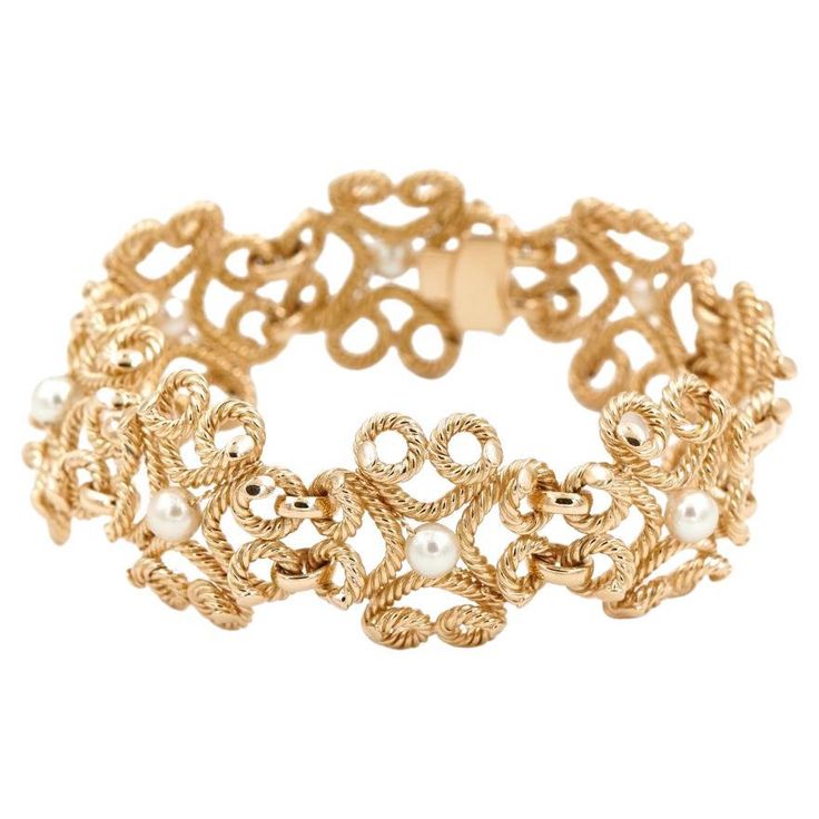 Twisted yellow gold mesh bracelet 750 thousandths (18 carats). representing flowers with 8 cultured pearl (5 mm) in each center. Wrist's size: 19 cm. Flower's width: 2.5 cm. Owl hallmark. Excellent condition Luxury Yellow Gold Victorian Bracelet, Luxury Victorian Yellow Gold Bracelet, Mesh Bracelet, Yellow Gold Bracelet, Lovely Jewellery, Belle Epoque, Hallmark, Gold Bracelet, Jewelry Bracelets