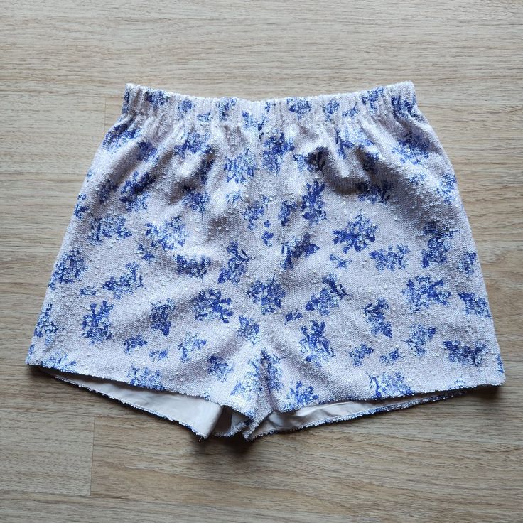 River Island Sequin Floral Tylor Swiff Shorts Elastic Waist White Blue Polyester Blend Condition Is New With Tag. Please Note: Don't Go By Size Number, Do Check Measurements Listed Below To Determine If The Item Will Fit. Actual Measurements: Approximately (Laying Flat). -Waist: 14 Inches (Stretch Up To 18 Inches) -Hip: 22 Inches -Length: 15 Inches -Inseam: 2 Inches -Rise: 14 Inches The Condition Guide: -New With Tags - Never Been Used Condition. Tags Are Still Attached. -New Without Tags - No Wear To The Item. Never Been Used Condition, But Without Tags. -Excellent - Only Slight Signs Of Wearing. Does Not Diminish The Overall Appearance Of The Item. -Great - Well-Maintained. Shows Minor Short Blue Bottoms For Daywear, Blue High-waisted Shorts For Day, Dressy Shorts, Cutoff Jean Shorts, Satin Shorts, Crochet Shorts, Maternity Shorts, Sequin Shorts, Denim Cutoff Shorts