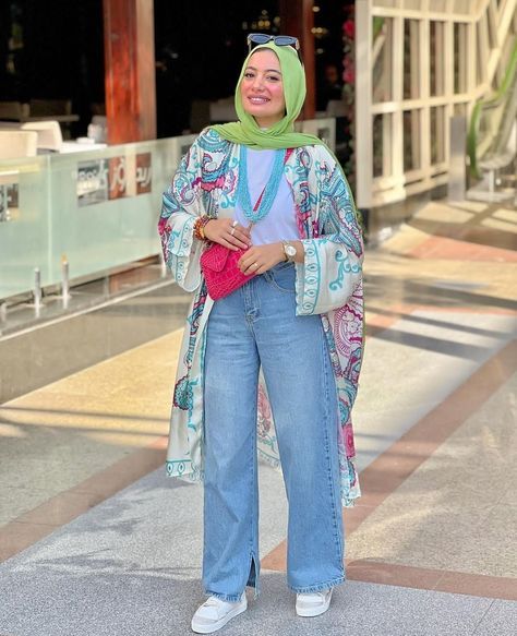 Discover the top 25 casual hijab OOTD trends for fashionable outfits, perfect for any occasion. Casual hijab trend is all about comfort. Hijab Outfit Summer, Halima Aden, Hijab Trend, Stylish Outfits Casual, Hijab Fashion Summer, Modest Dresses Fashion, Modest Casual Outfits, Blouse Casual Fashion, Hijab Trends