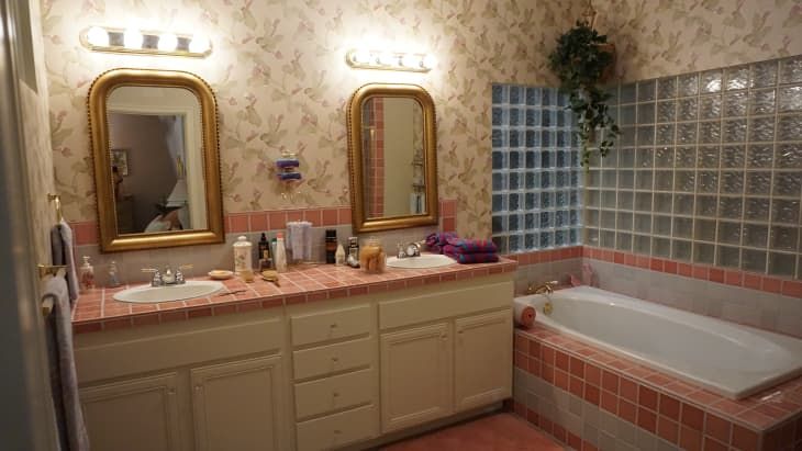 a bath room with two sinks and a bath tub