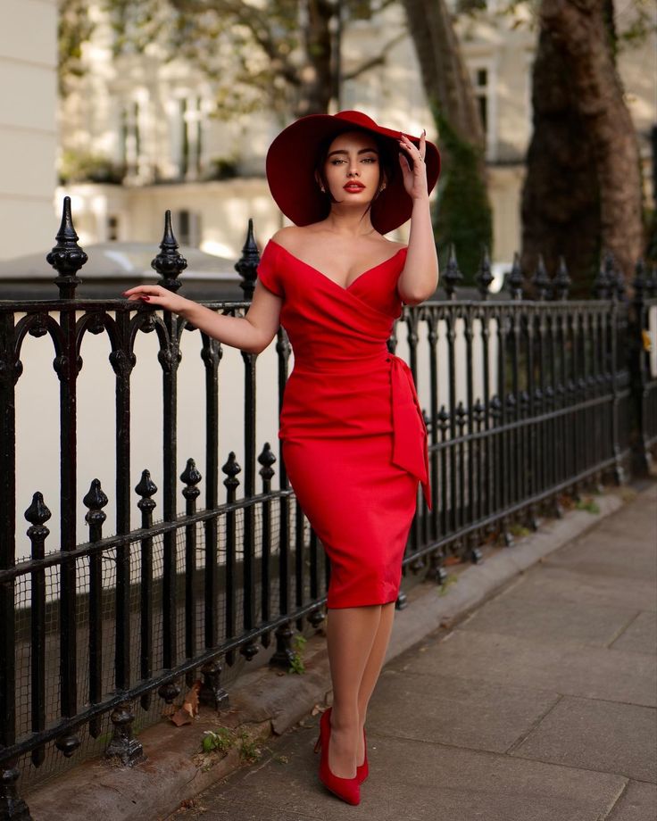 Black & red soul ❤️🖤 Dress @theprettydress use my code LIRA20 for -20% Hat @juste_un_chapeau | Instagram Hollywood Glamour Dress, Script Dr, Hollywood Vibes, Retro Movies, Belle Outfit, Academia Aesthetic Outfit, The Pretty Dress Company, Hollywood Vintage, 1950s Fashion Dresses