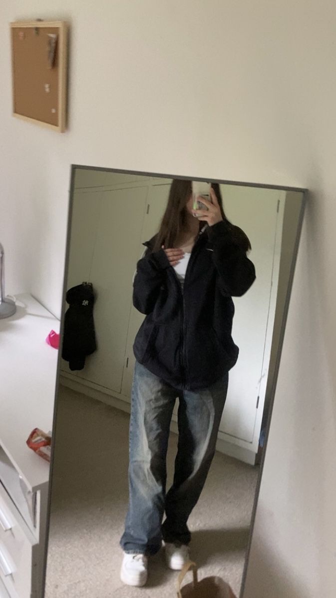 Baggy Jean Outfits Girl, Outfit Ideas With Black Hoodie, Black Hoodie With Jeans, White Nikes Outfit, Really Baggy Jeans Outfit, Hoodie With Baggy Jeans, Baggy Clothes Girl, Ash Style Outfit, Baggy Jeans Outfit Girl