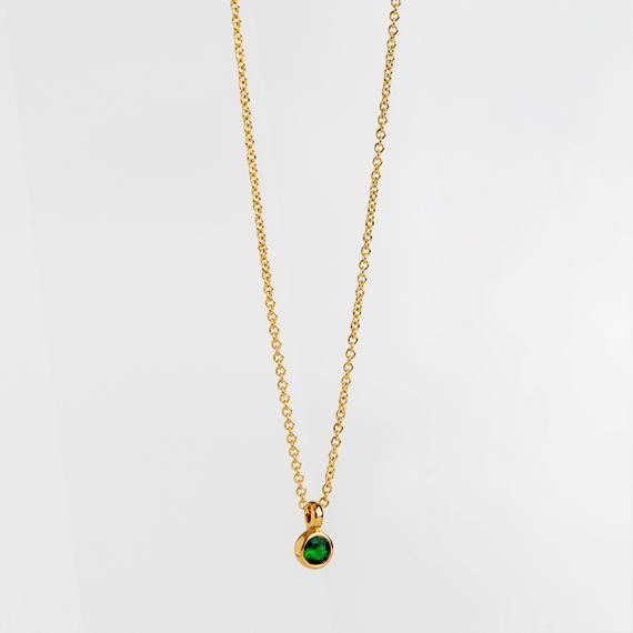 Dainty Gold Emerald Necklace For Formal Occasions, Minimalist Gold Emerald Gemstone Necklace, Formal Gold Emerald Necklace With Round Pendant, Gold Emerald Necklace For Formal Occasions, Gold Emerald Necklace For Formal Events, Gold Emerald Birthstone Necklace In Minimalist Style, Gold Solitaire Necklace With Smooth Bezel As A Gift, Gold Minimalist Emerald Birthstone Necklace, Minimalist Gold Emerald Birthstone Necklace