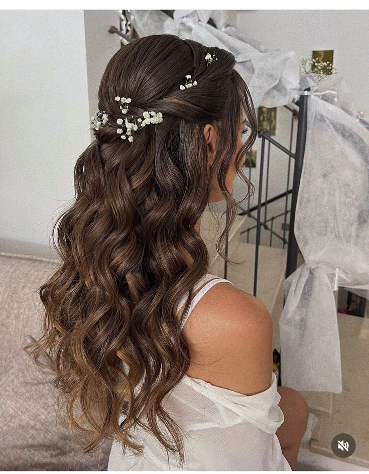 Simple Curl Hairstyles Wedding, Simple Hairstyle For Engagement, Beach Curls For Medium Hair, Nikkah Makeup, Cute Prom Hairstyles, Bridal Hair Down, Wedding Hair Half, Formal Hairstyles For Long Hair, Engagement Hairstyles