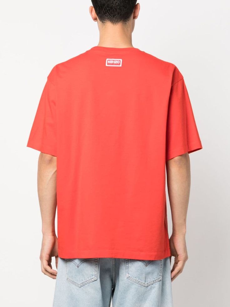 logo-print cotton T-shirt from KENZO featuring flame red, cotton, logo print to the front, round neck, short sleeves and straight hem. Size Info STANDARD Color Detail Red Made In Portugal Material 100% Cotton Season One Fall-Winter Season Two Fall-Winter Product t-shirts and polos Brand Kenzo Size And Fit This piece fits true to size. We recommend you get your regular sizeModel is 1,84m / 6ft 1in wearing size M Trench Dress, Latest Fashion Design, Trench Jacket, Cape Coat, Blazer With Jeans, Pant Shirt, Cool Socks, Wallet Men, Emporio Armani