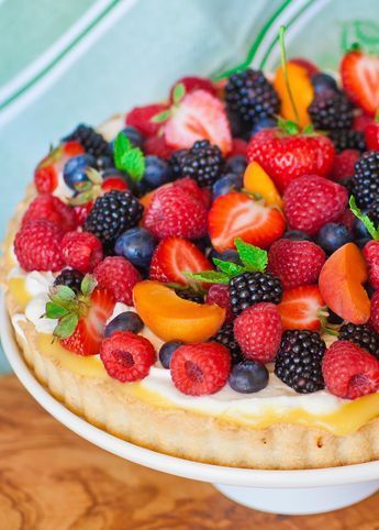 Delicious fruit tart recipe with creamy cheesecake and lemon curd fillingbuttery crustand loads of mixed fruit and berries Tart Video, Easy Fruit Tart, Tart Crust Recipe, Fruit Tart Cake, Citrus Tart, Tart Cake, Fruit Tart Recipe, Decorações Com Comidas, Berry Tart