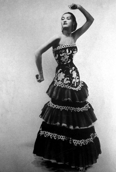 ••• Carven, Vogue, Paris 1951 Mexican Style Dresses, Spanish Dress, Spanish Fashion, Poses References, Vogue Magazine, Moda Vintage, Vintage Glamour, 50s Fashion, 1950s Fashion