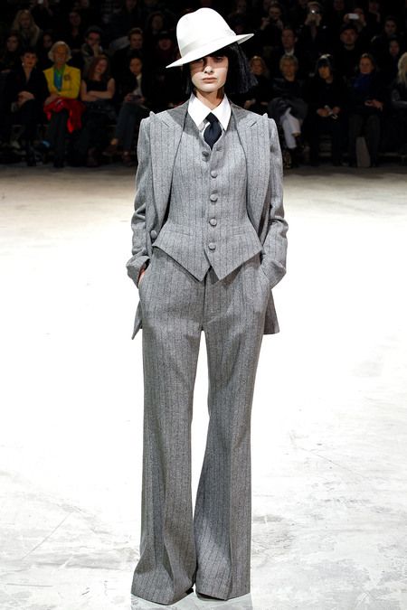 Yohji Yamamoto - Tailored Suiting.  Be inspired and shop here: http://rstyle.me/n/wxyssbgbrf Woman In Suit, Women Wearing Ties, Dandy Style, Women In Suits, Woman Suit, Woman Suit Fashion, Androgynous Fashion, Mode Inspo, Suit Up