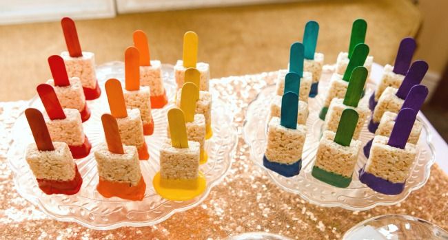 there are many popsicles made out of rice krispy kreme and candy sticks