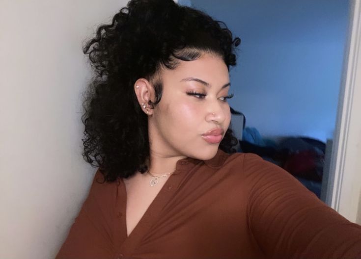 Short Curly Side Part, Curly Natural Hairstyles, Curly Side Part, Side Swoop, Pale Girl, Hairdos For Curly Hair, Wash And Go, Side Part, Short Curly Hair