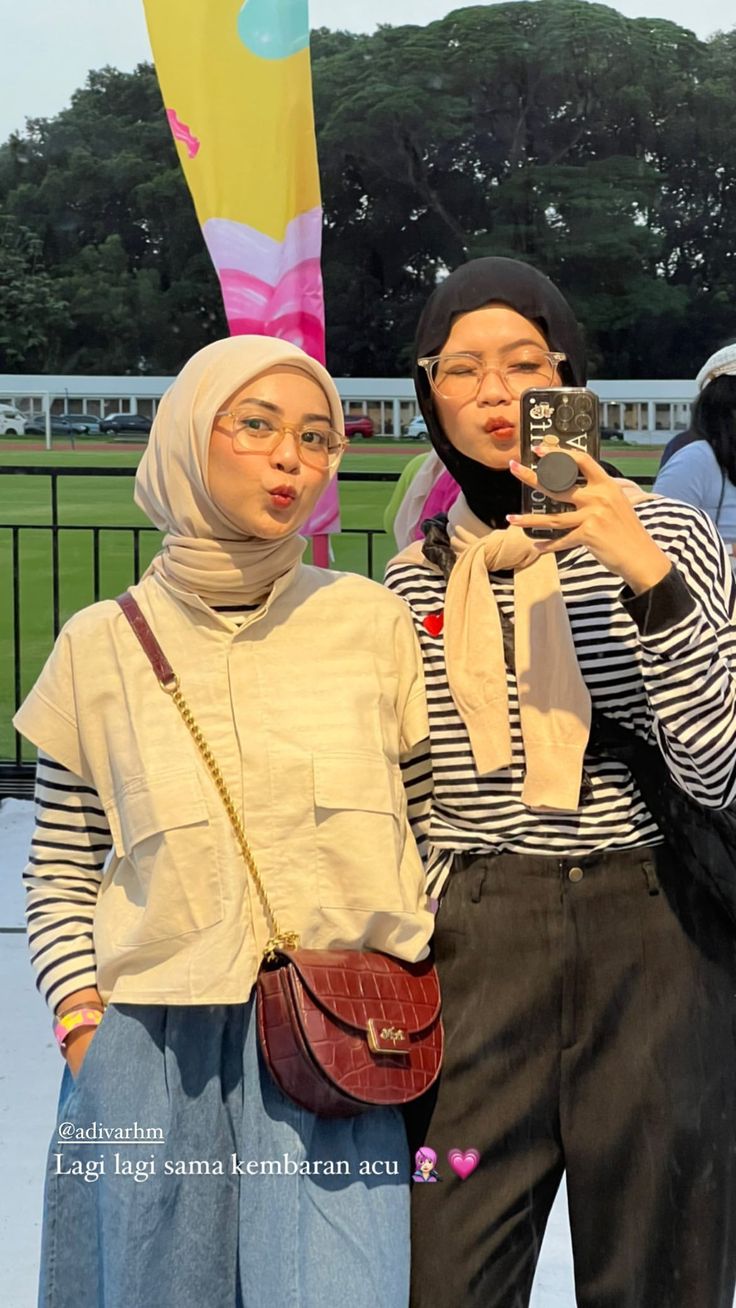 Casual Hijab Outfit Simple, Vest Outfits Hijab, Hijab Ootd Casual, Ootd Vest, Outfit Konser, Stylish Outfits Casual, Ootd Poses, Ootd Hijab Casual, Street Hijab Fashion