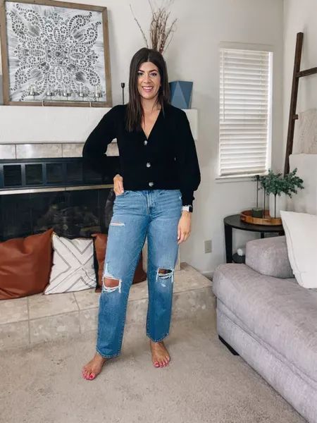 Cardigan Jeans Outfit Casual, Emerald Cardigan Outfit, Styling A Cropped Sweater, Jeans Black Cardigan Outfit, Button Down Shirt With Cardigan Outfit, Cardigan As Top Outfit, Mom Cardigan Outfits, Cropped V Neck Cardigan Outfit, White Shirt With Cardigan Outfit