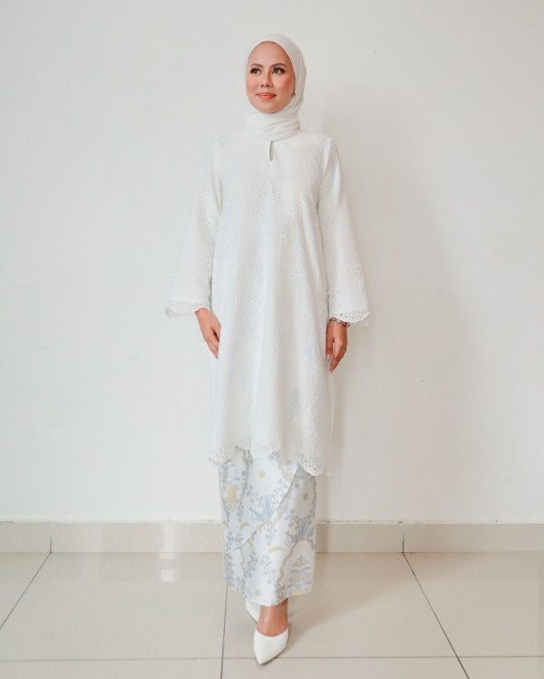 Design Baju Kurung Fashion, Design Baju Raya, Eid Fits, Baju Kurung Moden Style, White Hijab, Nikah Outfit, White Camellia, Baju Kurung Moden, Eid Outfit