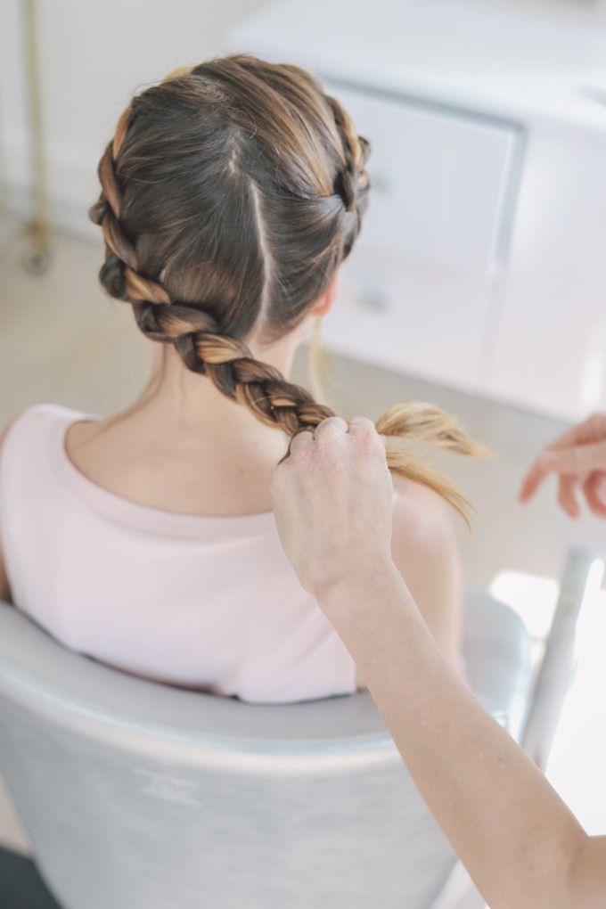 Black Tie Wedding Hairstyle: Crown Braid Tutorial Crown Braid Short Hair, Hair Crown Braid, Halo Hairstyle, Hairstyle Crown, Braid Crown Tutorial, Head Braid, Braid Crown, Crown Braids, Braided Crown Hairstyles