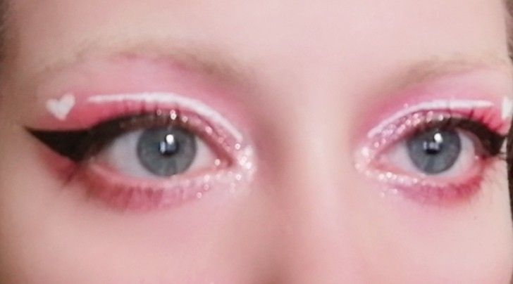 Hooded Eyes Pink Makeup, Pink Make Up Hooded Eyes, Hooded Eye Pink Makeup, Creative Hooded Eye Makeup, Love Core Makeup, Pink Makeup Looks Hooded Eyes, Pink Makeup Hooded Eyes, Strawberry Eyeliner, Cute Pink Eyeshadow