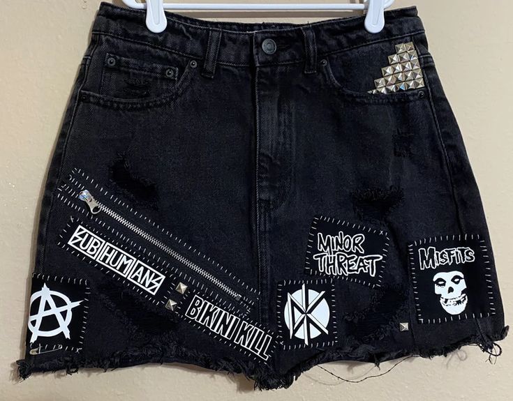 Punk Skirt Outfit, Diy Punk Clothes, Diy Goth Clothes, Punk Skirt, Goth Skirt, Studded Skirt, Crust Punk, Punk Patches, Diy Skirt