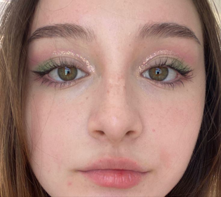 Green Pink Eyeshadow, Prom Makeup Green Dress, Subtle Green Eyeshadow, Mint Eyeshadow Looks, Simple Green Makeup, Pastel Green Makeup, Garden Party Makeup, Green And Pink Eyeshadow, Light Green Eye Makeup