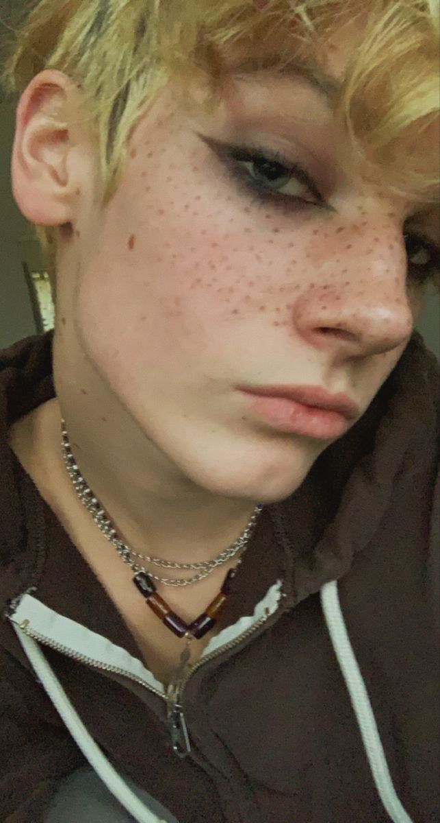 Boyish Makeup Look, Male Makeup Aesthetic, Masculine Makeup Looks, Transmasc Makeup, Masculine Eye Makeup, Male Eyeliner, Boys Eyeliner, Masculine Makeup, Masc Makeup