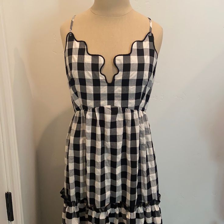 Vici Checkered Dress! This Dress Is Beautiful And Brand New With Tags. Size Medium Spring Plaid Lined Dress, Beach Gingham V-neck Dress, Gingham V-neck Dress For Vacation, Chic Plaid Cotton Dress, Plaid V-neck Brunch Dress, Plaid V-neck Dress For Brunch, Plaid Lined Dress For Picnic, Lined Plaid Dress For Picnic, Gingham Midi Beach Dress