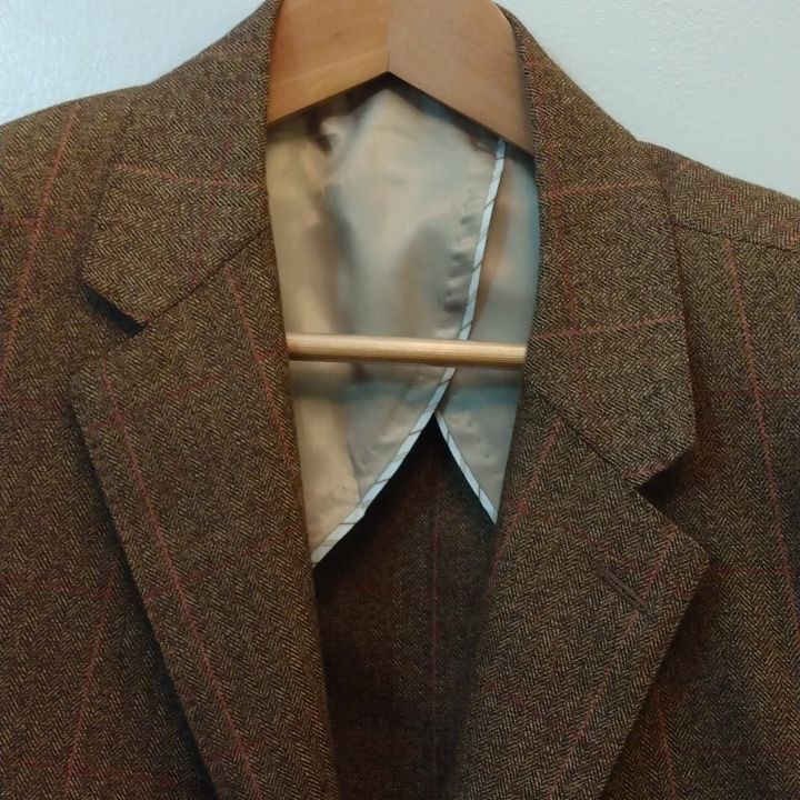 90% Wool/5% Cashmere/5% ? (Ms Fabric Code). Fantastic 2 Button Sport Coat With Double Vents In The Rear. 4 Kissing Buttons On Each Sleeve. This Is A Herringbone Weave Jacket With Orange Windowpane Lines. It Is Half Lined For Cool Air Circulation. There Is An Extra Small Horizontal Chest Pocket On The Left Interior (For Keys?) - It Is A Feature I Have Never Seen Before In A Jacket. More Of An Italian Cut With Padded Shoulders. Excellent Used Condition - Like New (No Wear, Tears, Stains, Or Flaws). Measurements (Approximate): 46r Shoulders - 19.75" Length (Rear Collar To Hem) - 30.25" Sleeves - 25" Lapels - 3" Fitted Brown Outerwear With Single Button, Brown Fitted Outerwear With Single Button, Classic Tweed Blazer For Business Casual, Classic Wool Tweed Jacket With Welt Pockets, Classic Tweed Blazer With Suit Collar, Timeless Fitted Tweed Jacket With Pockets, Classic Tailored Wool Tweed Jacket, Brown Wool Single-breasted Three-piece Suit, Brown Single-breasted Wool Three-piece Suit