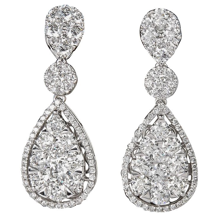 A FABULOUS pair of classic diamond drop earrings. 4.36 carats of F color VS clarity round brilliant cut diamonds set in 18k white gold. These earrings are full of life -- very brilliant! They measure approximately 1.25 inches from top to bottom. A must have! Earrings Multiple, Gold Tassel Earrings, Yellow Gold Diamond Earrings, Gold Diamond Earrings Studs, Art Jewelry Design, Expensive Jewelry Luxury, Diamond Cluster Earrings, Gold Diamond Studs, Yellow Gold Earrings