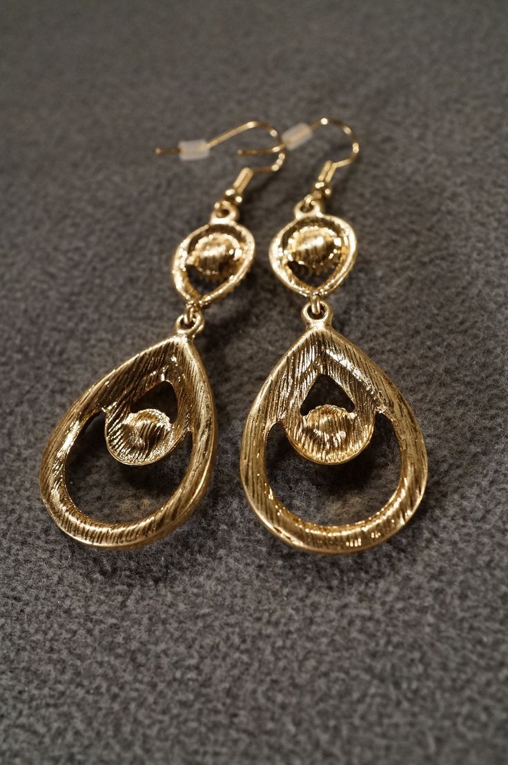 I am offering this fabulous vintage yellow gold tone earrings. This piece is truly gorgeous, and it has the following features: * beautiful vintage earrings * rhinestone * glass stone * euro wire * dangle * 2.5 inches in length This is a fantastic and classic piece. There is tons of sparkle and shine with this piece. It will beautifully complement your upcoming fashion season. Buyer pays all shipping and handling. Gold-plated Teardrop Earrings For Party, Vintage Teardrop Metal Hoop Earrings, Vintage Teardrop Hoop Earrings In Metal, Anniversary Metal Teardrop Earrings, Vintage Gold Plated Nickel Free Earrings, Nickel-free Vintage Gold-plated Earrings, Vintage Gold Earrings For Evening, Antique Gold Teardrop Earrings, Gold Drop Earrings For Evening