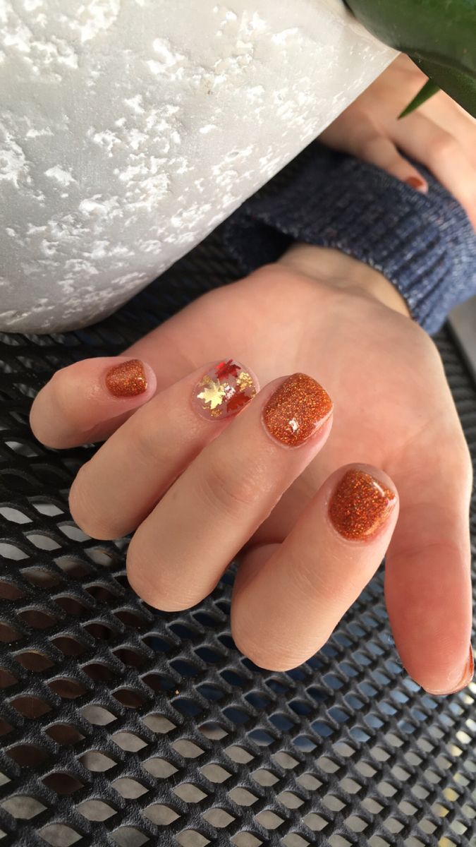 Short Fall Nails Trendy, Fall Themed Nails Short, Fall Nail Short, Fall Nails Short Gel, Nails Fall Leaves, Fall Orange Nails, Orange Nails Fall, Sns Nails Colors, Les Nails