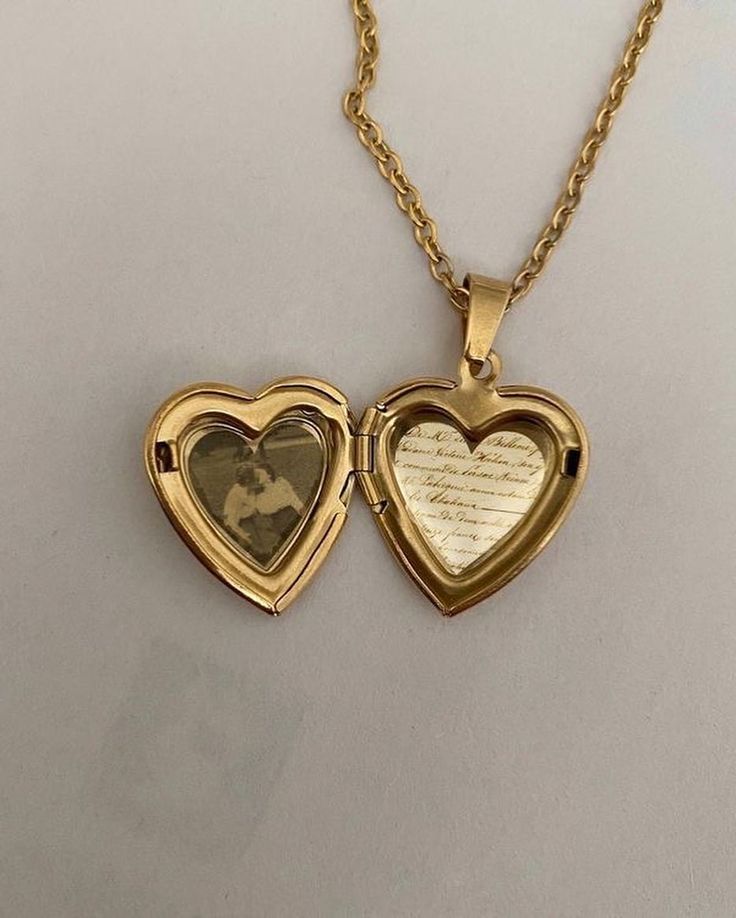 !!!<333 Jewlerie Aesthetic Gold, Bijoux Aesthetic, Jewellery For Wedding, Simple Family Meals, Heart Jewellery, Necklace Locket, Picture Necklace, Heart Locket Necklace, Gift Ideas For Her