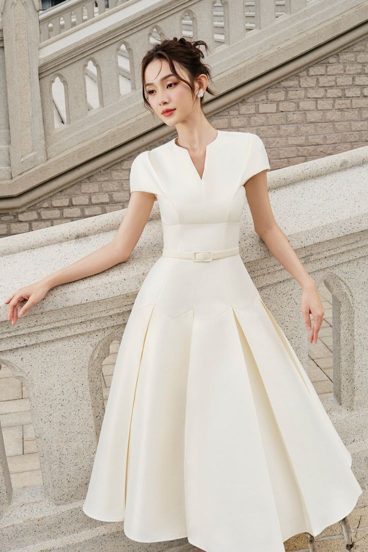 Midi Bride Dress, Conservative Cocktail Dress, Elegant Dresses Classy Rich, Old Money Dresses, Poised Woman, Mother Clothes, Midi Dress Classy, Box Pleat Dress, Box Pleated Dress