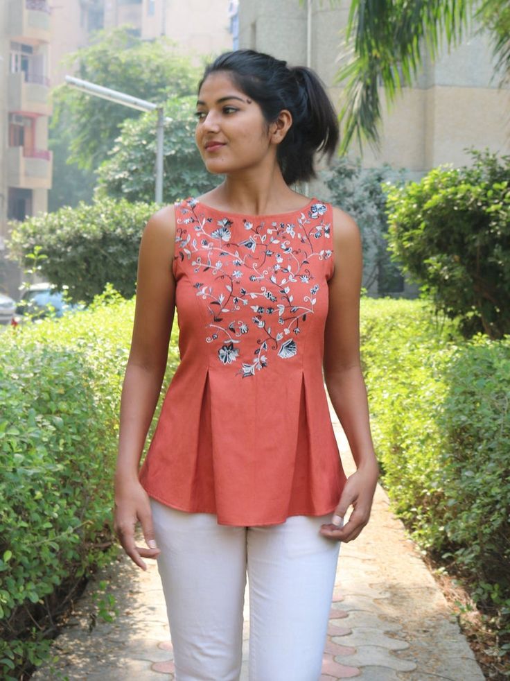 Cotton Short Tops, Designer Blouses Online, Cotton Tops Designs, Kurti Designs Latest, Fancy Tops, Designer Kurtis, Fashion Tops Blouse, Linen Tank, Trendy Fashion Tops