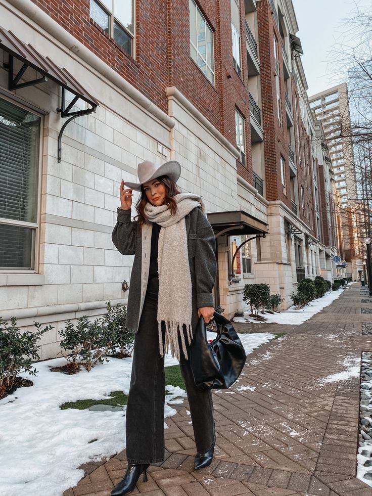 Winter Cowboy Hat Outfit, Western Hat Outfit Winter, Cowboy Hat Outfit Woman Winter, Styling Cowboy Hat, Women’s Cowboy Hat Outfits, Black Felt Cowboy Hat Outfit, Cowgirl Airport Outfit, Aspen Western Chic, Texas In Winter Outfits