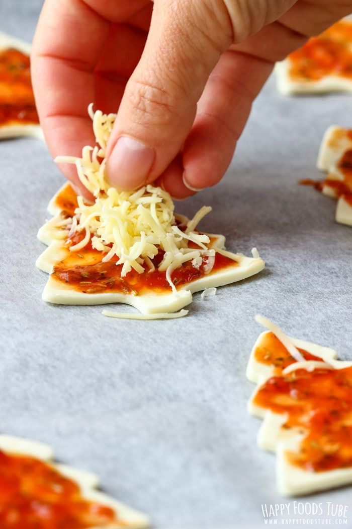 How to make Mini Christmas Tree Pizzas Step 2 Holiday Appetizer Ideas, Jul Mad, Decorações Com Comidas, Holiday Appetizer, Appetizer Ideas, Christmas Food Dinner, Christmas Brunch, Party Appetizer, Xmas Food