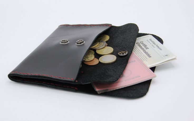 Very pretty coin purse with 3 pockets in genuine black calfskin. Entirely hand-sewn with saddle stitch using a red colored linen thread. It consists of 3 large pockets that close one on top of the other using 2 antique silver-finish brass snap buttons. Dimensions: 17 cm wide x 9 cm high This pouch is very practical for storing change and various papers. Leather Notebook Cover, Saddle Stitch, Linen Thread, Best Purses, Leather Notebook, Purse Pouch, Small Bag, Clutch Handbag, Leather Case