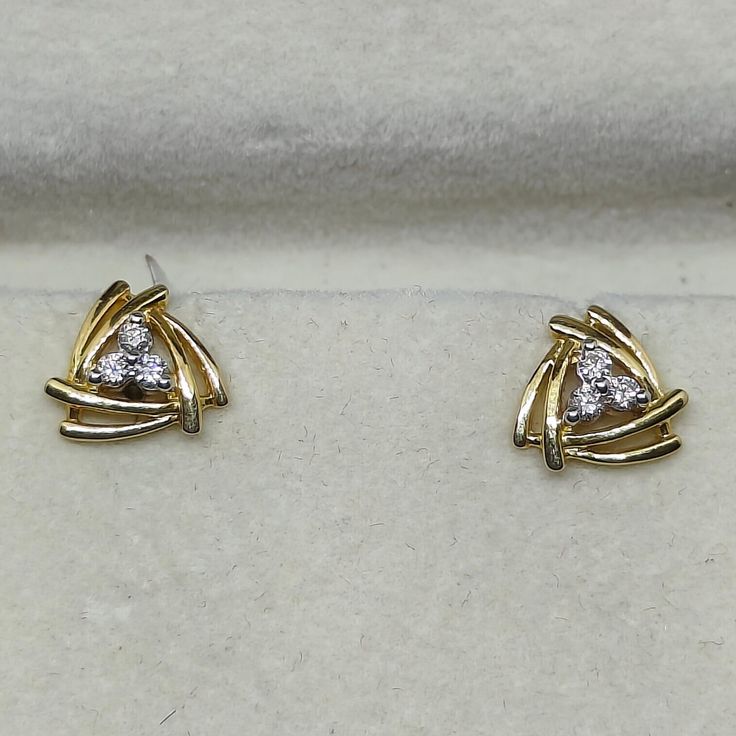 Product code: 37000 weight: 2.060 grams gemstone name: na gemstone weight: na diamond weight: 0.16 ct (excellent deluxe rbc) closure: screwback dimensions: 9 mm x 9.80 mm 14k Yellow Gold Earrings With Diamond Accents, 14k Yellow Gold Diamond Gemstone Earrings, Yellow Gold Diamond Gemstone Earrings In 14k, 14k Yellow Gold Diamond Earrings With Gemstone, Formal 14k Yellow Gold Diamond Earrings, Hallmarked Yellow Gold Diamond Earrings, Formal Yellow Gold-plated Diamond Earrings, Hallmarked 14k Yellow Gold Diamond Earrings, Classic 14k Gold Diamond Earrings, Hallmarked