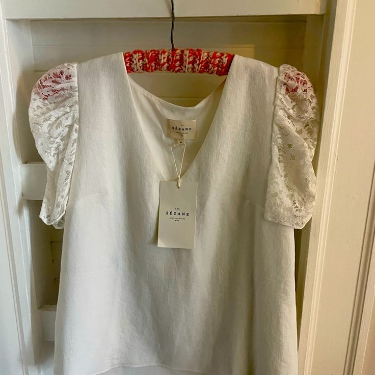 Sezane Blouse Colette Brand New With Tags Size 34 / Us 2 Polyester Color Ecru Elegant Linen Blouse With Lace Trim, Elegant Short Sleeve Lace Top For Brunch, Sezane Blouse, White Wrap Top, White Eyelet, V Neck Blouse, Blouse Vintage, Cotton Blouses, Embroidered Blouse