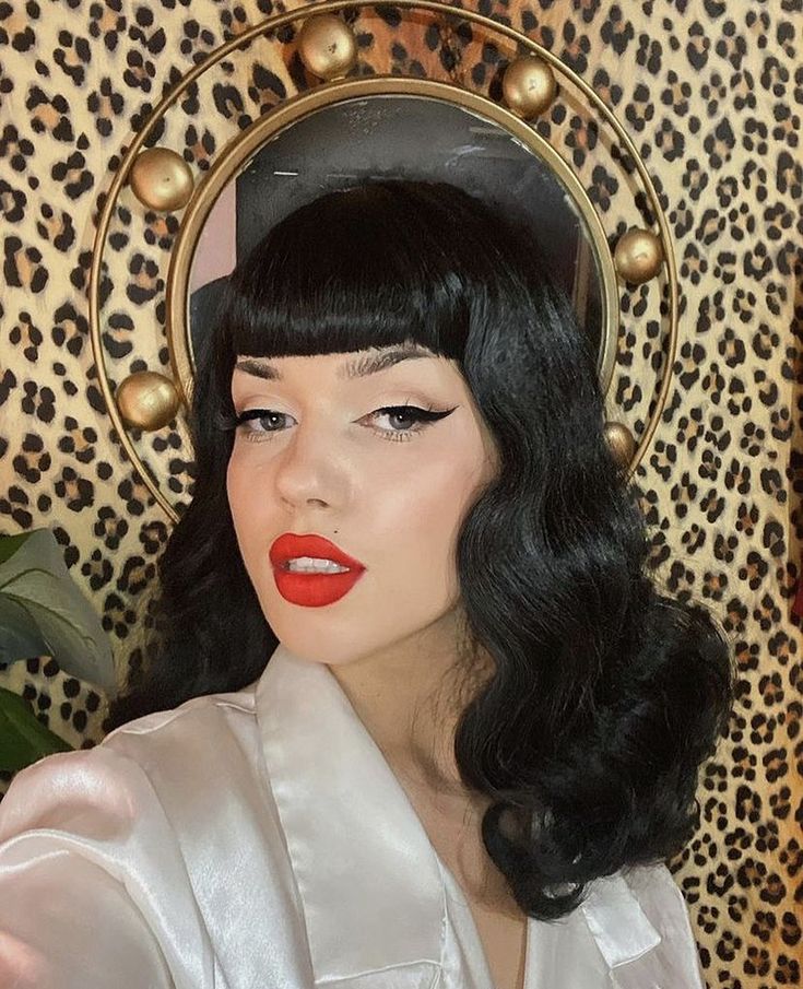 1950s Makeup And Hair Rockabilly 50s Hairstyles, 50s Retro Hairstyles, Vintage Pinup Makeup Looks, Betty Paige Hair, Retro Hairstyles With Bangs, Widow Peak Bangs, Glam Hair With Bangs, Old Hollywood Hair With Bangs, 1950s Bangs