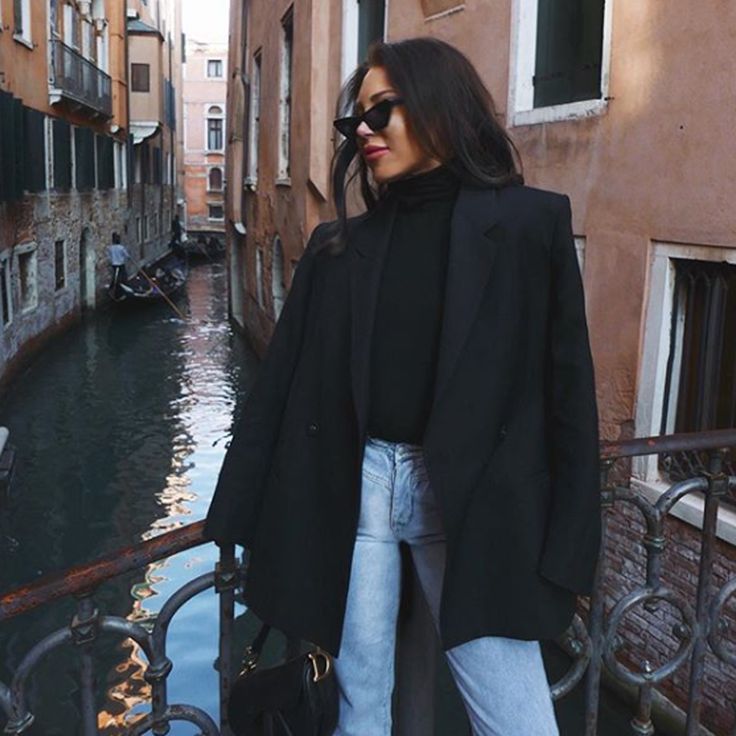 Italy Fashion Winter, Venice Italy Outfit, Black Turtleneck Outfit, Turtleneck Outfits, Rome Outfits, Amsterdam Outfit, Lorna Luxe, Autumn Styles, Turtleneck Outfit