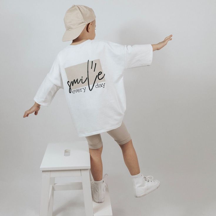 -T-shirt made of French Terry -Oversized cut -Front print: Smile (Emoji) -Backprint: Smile -Material 95% cotton 5% linen -Color: Polar white You can find the cycling shorts that match the T-shirt in our shop. It's this way: https://www.etsy.com/de/listing/1453276468/radler-shorts-oat-shorts-hose? Note: You only order one product at a time, other products in the pictures are for illustration purposes. Care instructions: I recommend always washing the item inside out. Please wash the item at a max Playful White Cotton T-shirt, Unisex White T-shirt With Funny Print, Playful White T-shirt For Everyday, Unisex White Graphic Tops, Unisex White Graphic Design Top, White Graphic Design Unisex Tops, White T-shirt With Funny Print For Everyday, Playful White T-shirt With Graphic Print, Cute Oversized White T-shirt