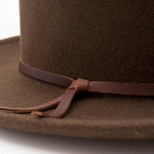 Yellow 108 Luke Fedora is known to be a best friend for travelers far and wide. Inspired by classic Americana fashion it's timeless in style. An ode to the 20s, 30s, and 40s when your hat went with you everywhere. This style features a handmade leather trim that is manufactured in a solar and wind powered facility that collects 27,300 tons of rainwater per year, and uses 50% natural light energy. Handmade in the USA this soft felt is made from 100% Merino Wool with a folded and sewn flange up br Mens Dress Hats, Classy Hats, The 20s, Classic Americana, Sustainable Leather, A Best Friend, Art Stained, Americana Fashion, 40s Fashion