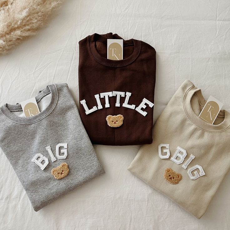 This cute Big Little Sorority Sweatshirts are great for Big Little Reveal / Bid day! They are perfect to give to your big/lil as a gift and match outfits with! <3  - These letters are iron-on patched and is heat pressed, not embroidered. - All our sweatshirts run a Unisex fit. They are naturally oversized, but if you like a more baggy look, we recommend sizing up. - Material is super soft and comfy! ♡ - Please note that crewneck brand used may vary depending on what our supplier has, therefore s Crew Neck Tops With Name Print For Loungewear, Long Sleeve T-shirt With Letter Embroidery For School Spirit, Cute Letter Print Tops For College, Cotton Tops With Letter Embroidery For Loungewear, Cute Long Sleeve College T-shirt, Crew Neck Tops With Letter Embroidery For Loungewear, School Spirit Crew Neck Top With Letter Embroidery, Cute Slogan Top For Loungewear, Cute College Tops For Fall