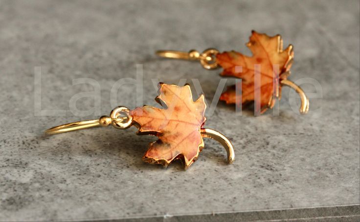 leaf earrings maple Beautiful, finely crafted earrings with enamelled maple leaves in two different versions. One as a stud made of stainless steel or with genuine gold-plated brass ear hooks. Simply select the version you want. More variants in my shop. Sheet size: approx. 13 x 18 mm Forest Earrings, Easy Crafts To Sell, Crafted Earrings, Floral Jewelry, Leaf Jewelry, Maple Leaves, Floral Jewellery, Quartz Rose, Enamel Jewelry